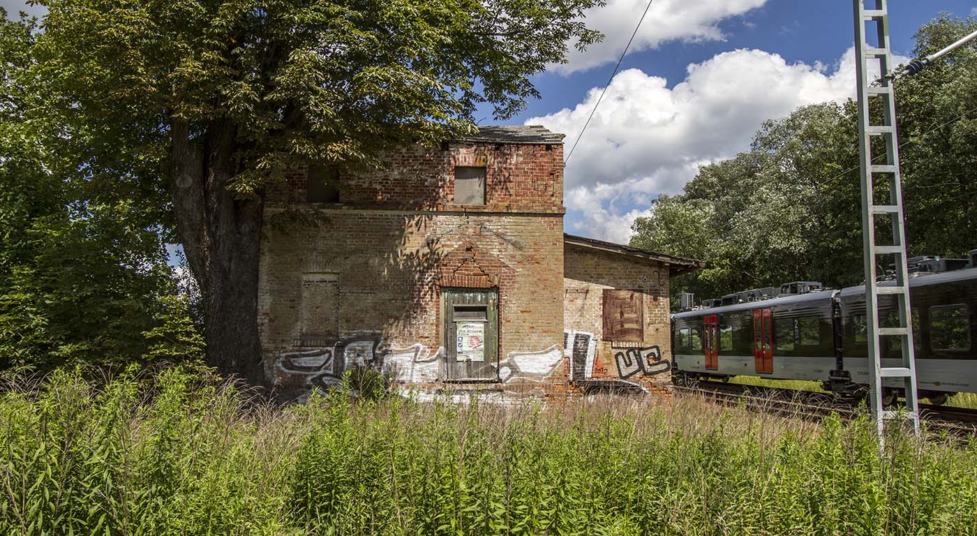 Hus vid järnväg